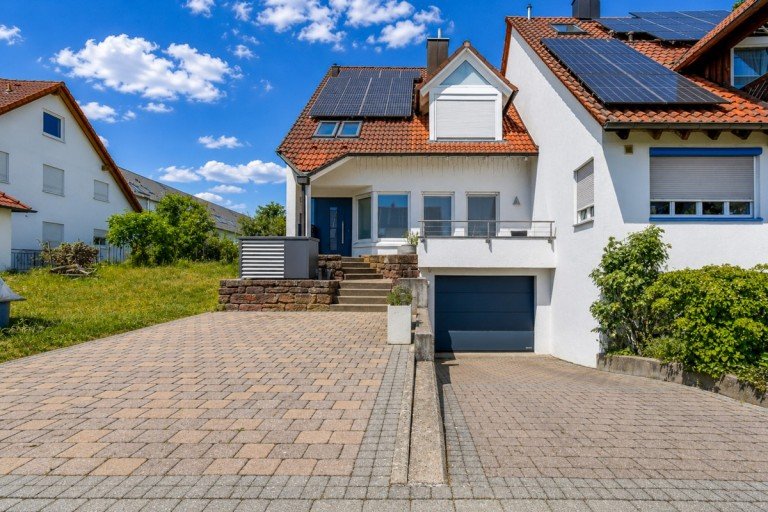 Hauptbild: Ihr neues Zuhause: Modernisiertes Einfamilienhaus mit Blick auf die Weinberge