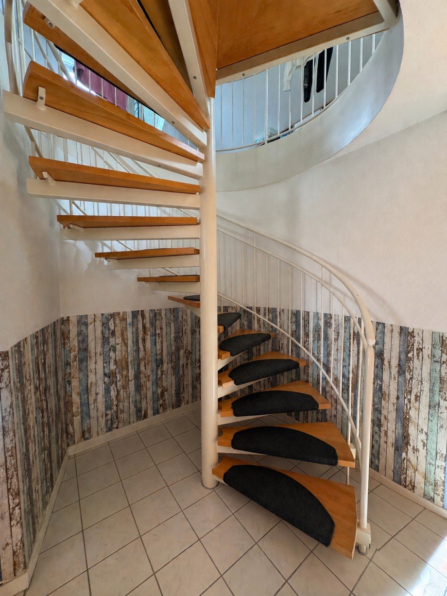 Wendeltreppe-KI-bearbeitet(pers�nliche Gegenst�nde entfernt) Maisonettewohnung Remshalden-Grunbach