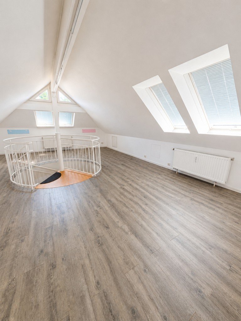 Galerie Remshalden-Grunbach Maisonettewohnung Wohnen mit Charakter: Maisonette mit Galerie und Balkon