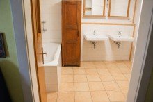 Bad EG. 2026, 12_37_00 Wohnen, Arbeiten, Erweitern: Zweifamilienhaus mit Werkstatt, Scheune & optional Baugrundst�ck