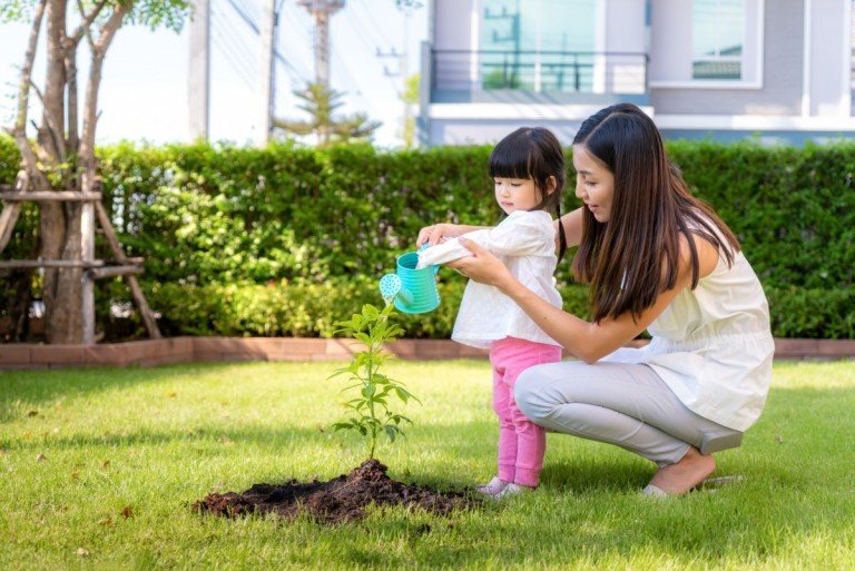 Familie im Garten Winnenden Erdgeschosswohnung Gartenidylle mitten in der Stadt - sofort bezugsfertig!