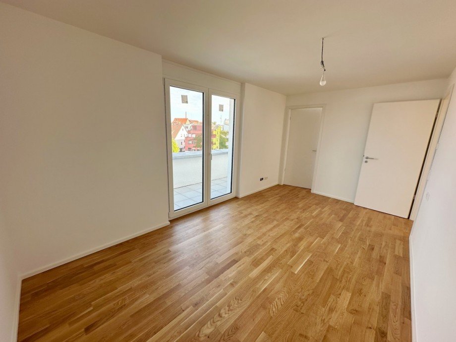 Schlafzimmer mit Zugang zum Balkon und Ankleide Etagenwohnung Winnenden